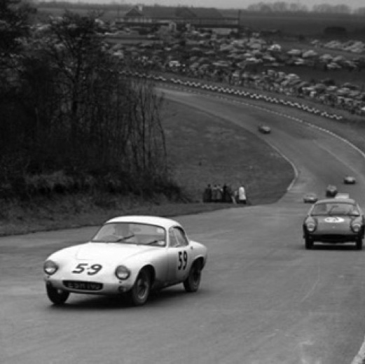 Colin Chapman est en tête mais il sera très impressionner par un jeune pilote 
du nom de...Jim Clark